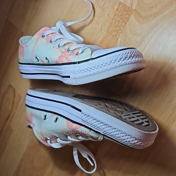 Converse shoes - Picture 6 of 9